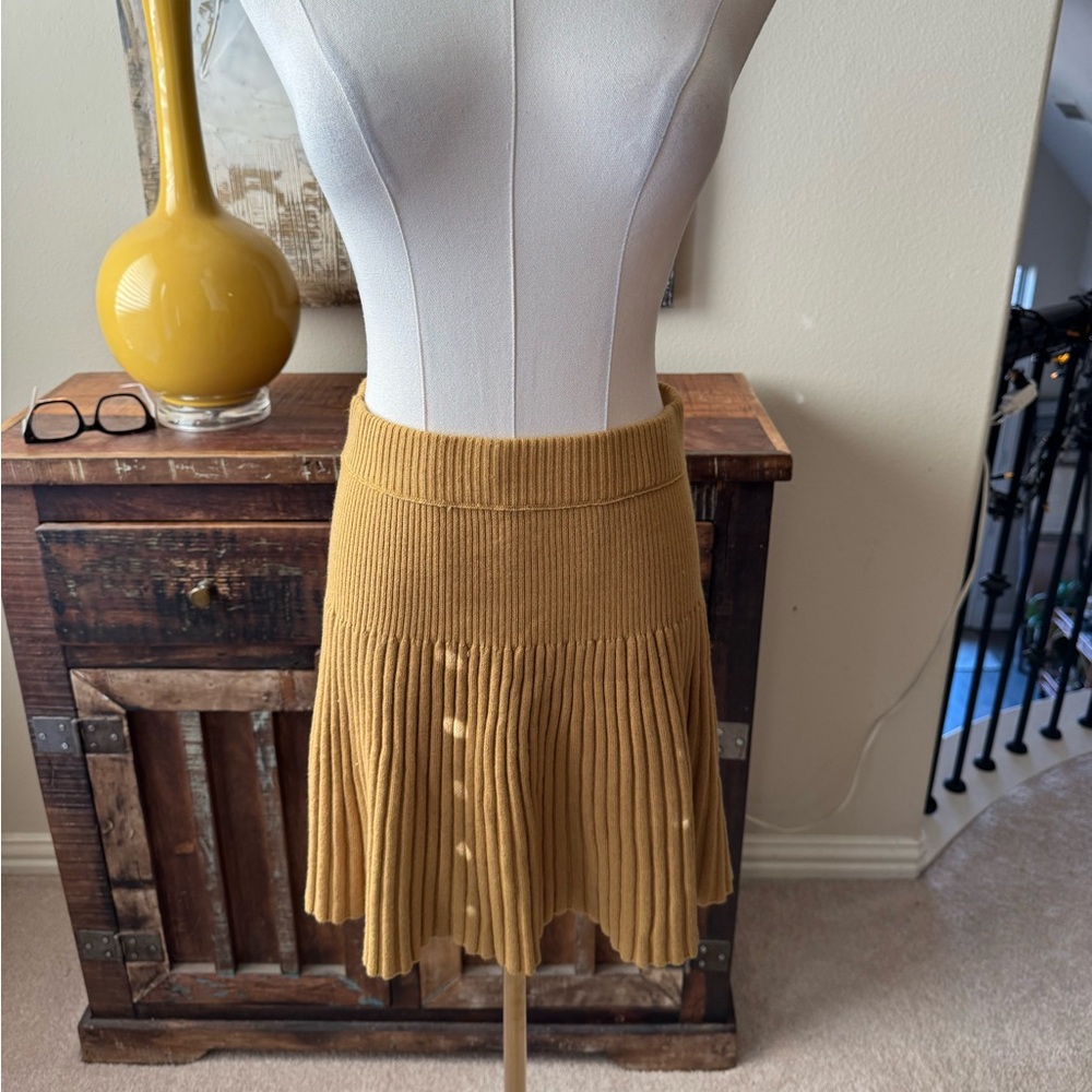NWT Aerie Pleated Mini Sweater Skirt - Gold SIZE M - Picture 2 of 7